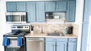 Coffee/tea maker, fridge, microwave, oven