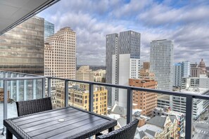 Outdoor dining - Bright Downtown 1BR w/ Pool & Business Lounge, near Dining, by Blueground (Austin)
