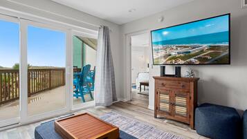 Télévision, baby-foot, table de tennis de table, livres