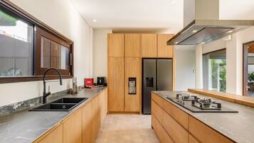 Deluxe Villa, 3 Bedrooms | Private kitchen | Fridge, microwave, oven, stovetop