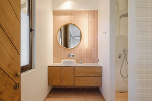 Shower, rainfall showerhead, hair dryer, slippers - Villa Uni Canggu by Nagisa Bali (Canggu)