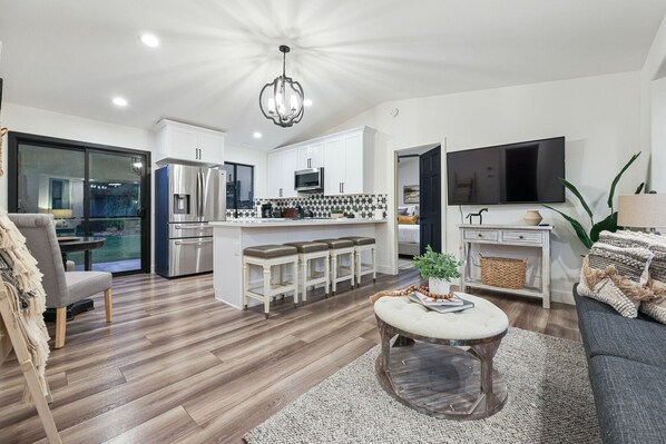 Televisión, videojuegos, mesa de ping pong