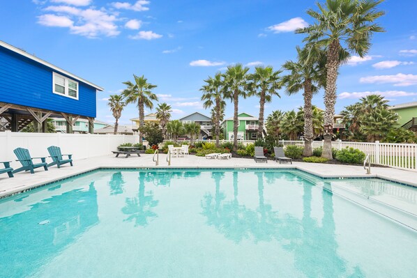 Outdoor pool - Papakeeko's Happy Ours, Pool, Pet Friendly, Golf Cart Included! Walk to Beach (Port Aransas)
