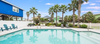 Papakeeko's Happy Ours, Pool, Pet Friendly, Golf Cart Included! Walk to Beach