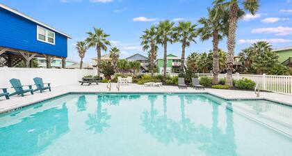 Papakeeko's Happy Ours, Pool, Pet Friendly, Golf Cart Included! Walk to Beach