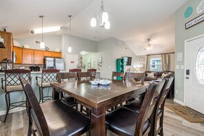 Dining - Papakeeko's Happy Ours, Pool, Pet Friendly, Golf Cart Included! Walk to Beach (Port Aransas)