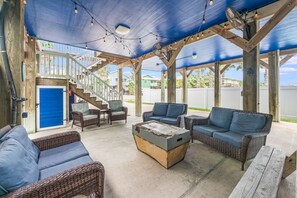 Terrace/patio - Papakeeko's Happy Ours, Pool, Pet Friendly, Golf Cart Included! Walk to Beach (Port Aransas)
