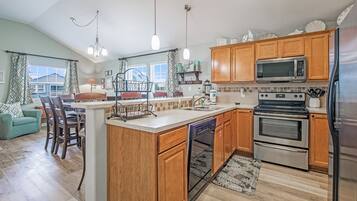 Batterie de cuisine, vaisselle et ustensiles, serviettes en papier