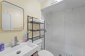 Regadera, toallas, jabón, papel de baño 