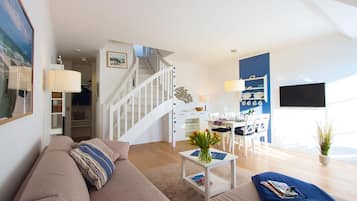 Fernseher, Tischtennisplatte, Stereoanlage