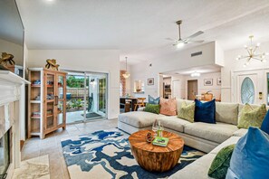 Smart TV - Spacious Tampa Retreat! Heated Salt Pool, 6BR, 3Ba (Tampa)