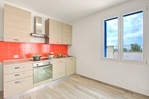Kühlschrank, Ofen, Herdplatte, Wasserkocher mit Kaffee-/Teezubehör