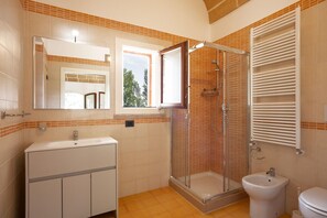 Een douche, een haardroger, een bidet, handdoeken