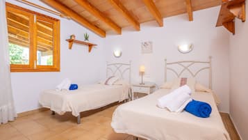 3 slaapkamers, een strijkplank/strijkijzer, gratis wifi, beddengoed