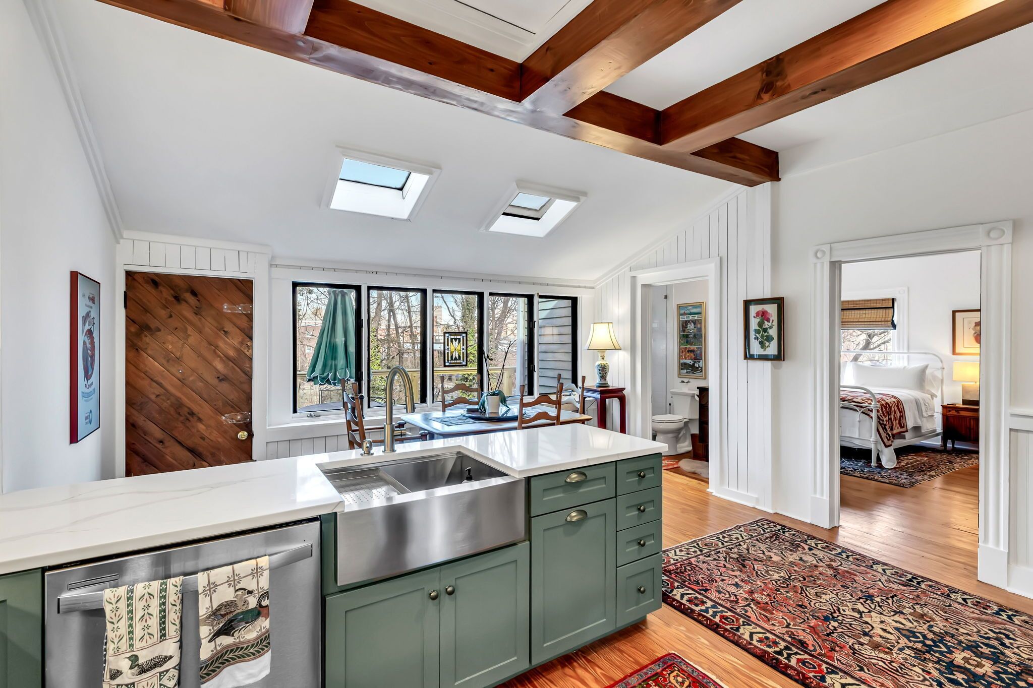 2 habitaciones, tabla de planchar con plancha y cuna de viaje 