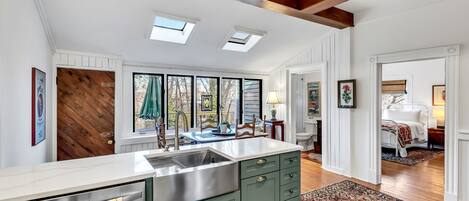 2 habitaciones, tabla de planchar con plancha y cuna de viaje