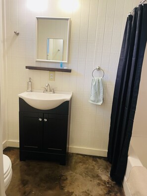 Haartrockner, Handtücher, Seife, Shampoo