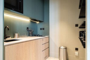 Réfrigérateur, micro-ondes, four, plaque de cuisson