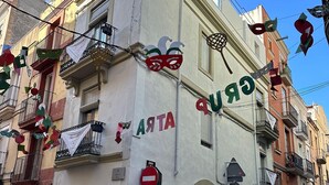 A building with balconies and a sign that reads "GIRL". - Private room near bus station and shops (Vilanova i la Geltrú)
