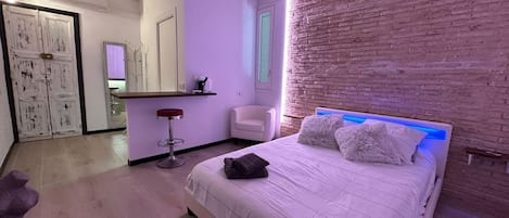 1 slaapkamer, een strijkplank/strijkijzer, wifi, beddengoed