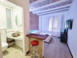 1 dormitorio, tabla de planchar con plancha, wifi y ropa de cama