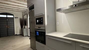 Frigorífico, microondas, horno y lavavajillas