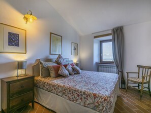 2 bedrooms, desk, internet