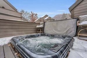 Outdoor spa tub - Bright 4BD Condo Minutes to Slopes! (Park City)