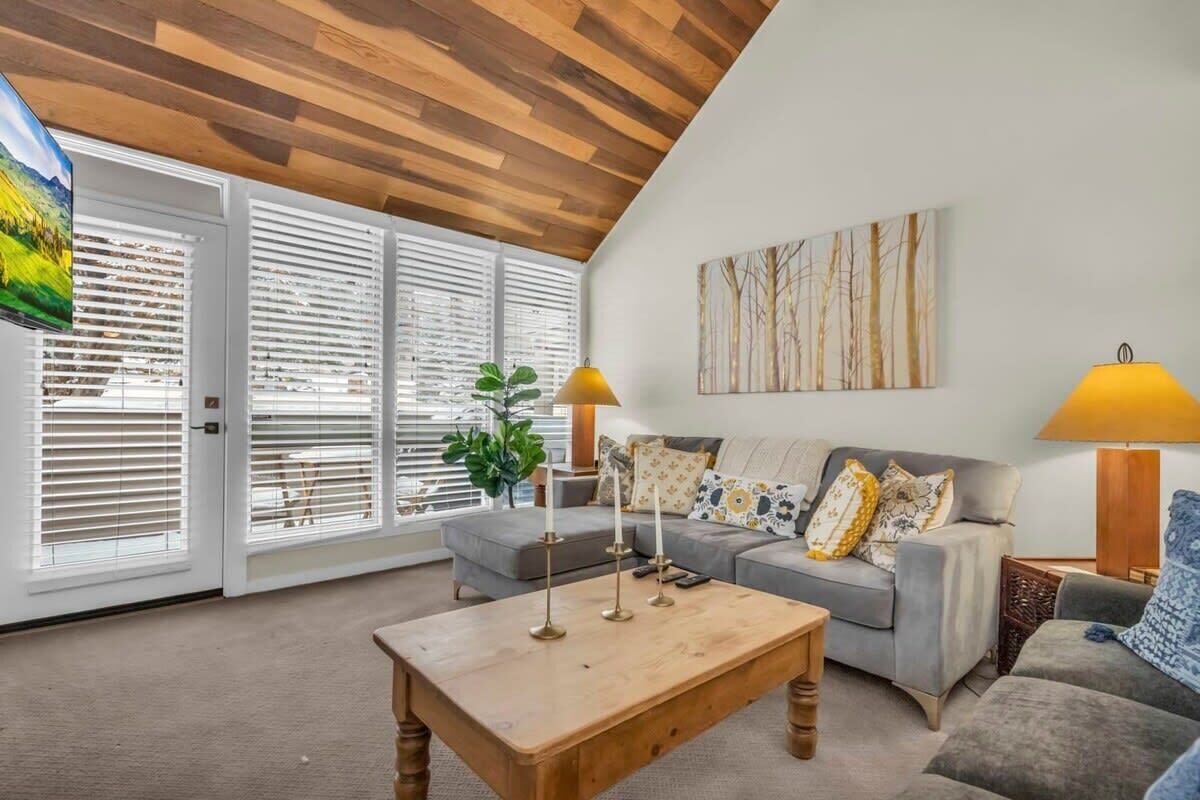 Televisión, chimenea y oficina 