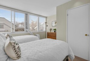 4 bedrooms, desk, iron/ironing board, WiFi - Bright 4BD Condo Minutes to Slopes! (Park City)