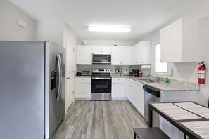 Réfrigérateur, four à micro-ondes, un four, surface de cuisson