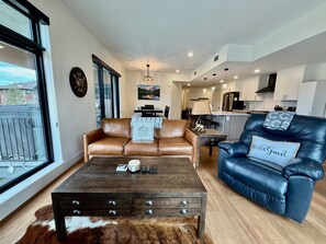 Ein modernes Wohnzimmer mit Ledersofa, Couchtisch und Ledersessel.