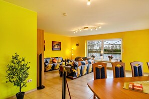 Dining - Holiday Apartment "Mediterranes Flair Mit Seeblick" with Lake View & Private Terraces (Nenndorf)