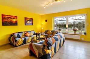 TV, DVD player, stereo - Holiday Apartment "Mediterranes Flair Mit Seeblick" with Lake View & Private Terraces (Nenndorf)