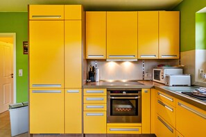 Fridge, microwave, oven, stovetop - Holiday Apartment "Mediterranes Flair Mit Seeblick" with Lake View & Private Terraces (Nenndorf)