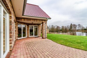 Exterior detail - Holiday Apartment "Mediterranes Flair Mit Seeblick" with Lake View & Private Terraces (Nenndorf)