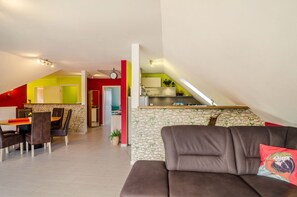 Televisión, reproductor de DVD y estéreo 