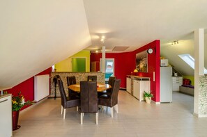 Dining - Holiday Apartment "Landromantik Mit Seeblick" with Lake View, Private Terrace & Shared Garden (Nenndorf)