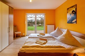 6 bedrooms, bed sheets, wheelchair access - "Haus Mit Seeblick" with Lake View & Private Terraces (Nenndorf)