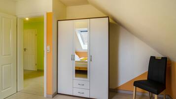 6 bedrooms, bed sheets, wheelchair access