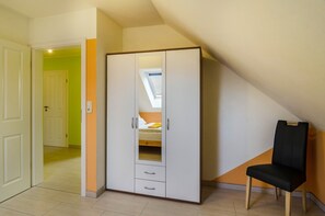 6 bedrooms, bed sheets, wheelchair access