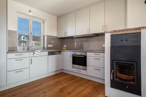 Frigorifero, forno, piano cottura, lavastoviglie