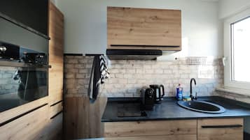 Kühlschrank, Mikrowelle, Ofen, Herdplatte