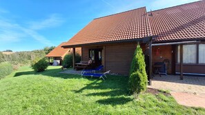 Outdoor dining - Apartment 'Ferienhaus Sonnenschein' with Private Terrace, Private Garden and Wi-Fi (Hasselfelde)