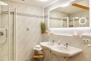 Chuveiro, secador de cabelo, toalhas de banho 