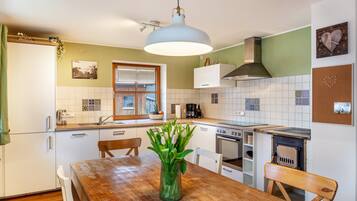 Køleskab, mikrobølgeovn, ovn, kogeplade