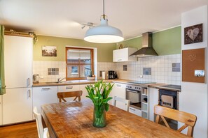 Fridge, microwave, oven, stovetop - Apartment "Mair - Bergblick" with Mountain View, Shared Terrace & Wi-Fi (Halblech)