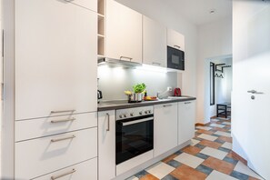Een koelkast, een magnetron, een oven, een kookplaat