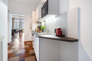冷蔵庫、電子レンジ、オーブン、コンロ