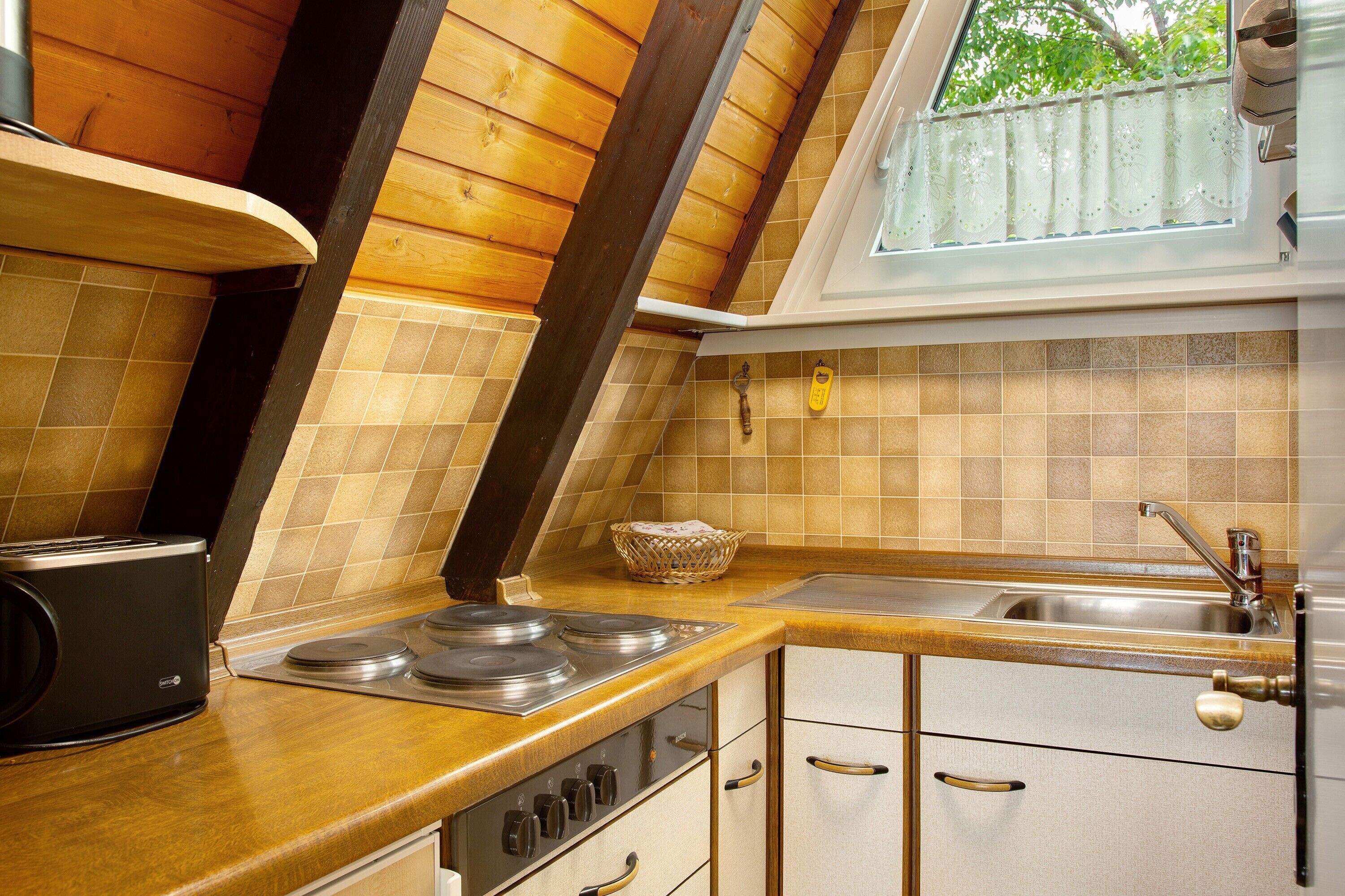 Frigorífico, microondas, placa de cocina y cafetera o tetera